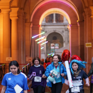 Coureurs et coureuses dans la cour intérieure de l'Hôtel de Ville