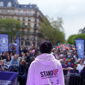 Formation géante Stand Up sur la scène de la Nuit des Relais